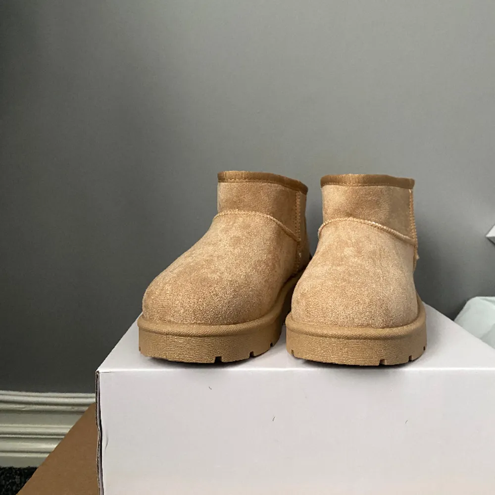 Brun beigea fake uggs helt oanvända!. Skor.