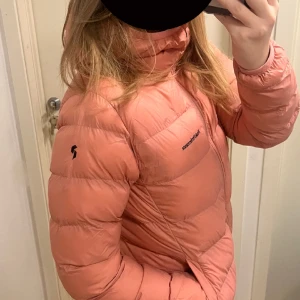Vinterjacka  - Säljer denna peak performance jackan då den inte kommer till användning🥰 jackan är i bra skick men har en liten fläck på höger ficka. Skulle säga att det är en både vår och vinterjacka😊