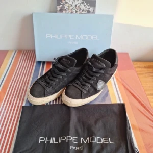 Philippe model skor  - Säljer nu mina Philippe model skor då jag har växt ut dom, det står 42 på dom men skulle säg att dom passar mer som 41 