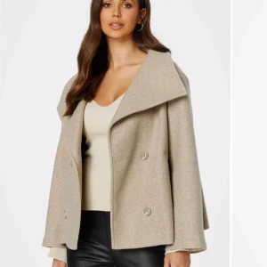 Beige kappa - Säljer denna fina beiga kappa från bubbleroom köpt nu i höstas. Slutsåld på hemsidan. Storlek 34, passar mig som är en 34/36:a. Väldigt fin och varm🥰 endast fåtal gånger använd, i princip i nyskick! Skriv för egna bilder☺️
