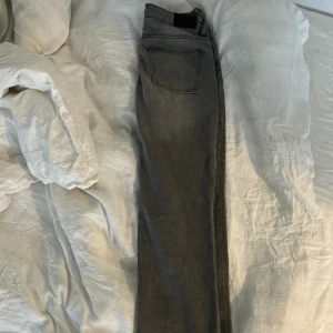 Gråa low waist jeans - titta hit! dessa ur snygga low waist jeans!  Är i Strl Xs men sitter mer som en small.   Använda max två gånger så är i super fint skick. 😽