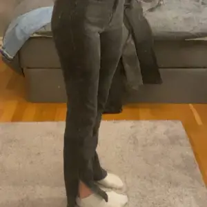 Svarta jeans från H&M i storlek 34. Köpta för 300 kr och säljs för 100 kr💕