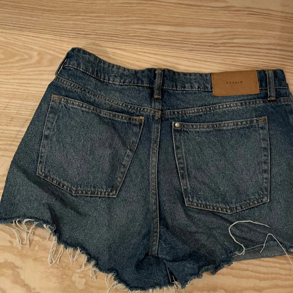 Lågmidjade jeanshorts från HM! Används inte längre:) . Shorts.
