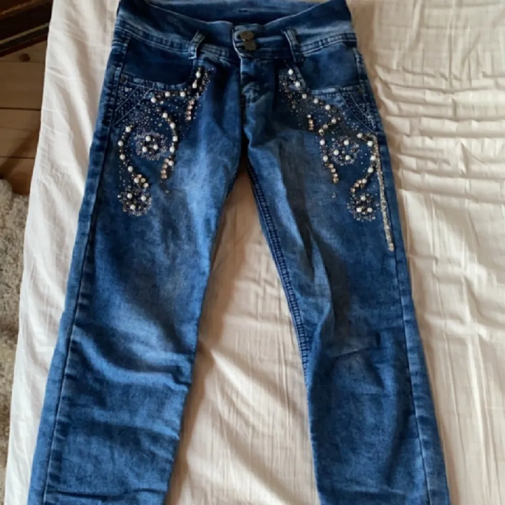 Oanvända jeans men en glitter remsa har låstnat på ena sidan, inget man märker. Osäker på storleken men 146/152?. Jeans & Byxor.