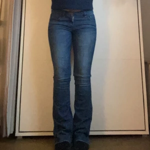 Bootcut jeans!🙌 - Skit snygga bootcut jeans från bondelid, inga defekter!💗 Vet inte riktigt storleken men skriv för mått!💓 Hör av dig för fler bilder eller frågor😽
