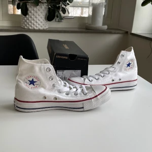 Nya vita converse  - Helt nya converse i vitt. Skickas i sin originalkartong. Storlek 37,5. 