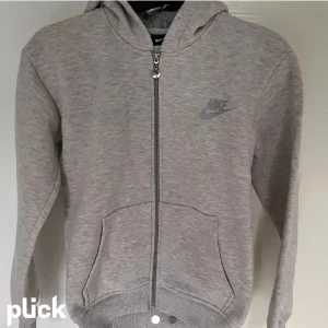 Nike zip-up hoodie  - En ljusrosa och grå zip-up hoodie från Nike i storlek 152🤍 Bra skick 