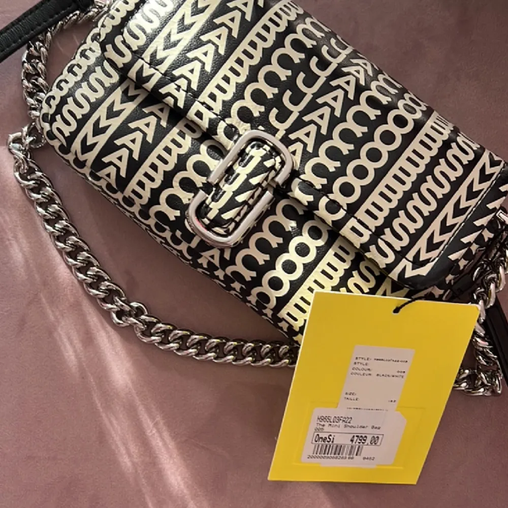 Säljer min Marc Jacobs väska från Johnells. Är helt ny med alla prislappar kvar samt äktahetsbevis. Säljer pga att det var ett impuls köp. Nypriset är 4799kr. Väskor.