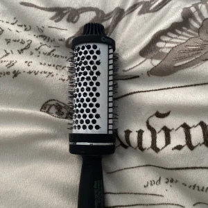 Varmluftsborste - Knappt använd pga mitt hår e för tjockt