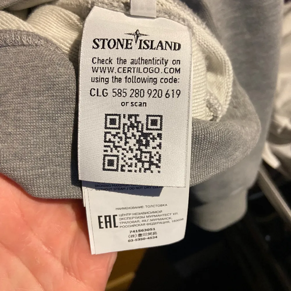 Grå sweatshirt från Stone Island köpt på plick av någon som inte ville ha den. (Inga fläckar på tröjan, bara lite slittna sömmar)  Clg nummer och qr kod finns på bild.  Säljer för jag knappt har använt den. Ny pris ligger på runt 2800kr på NK. Hoodies.