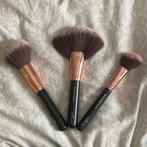 sminkborstar - säljer dessa då jav har köpt andra, självklart tvättas dom noga innan jag skickar! 