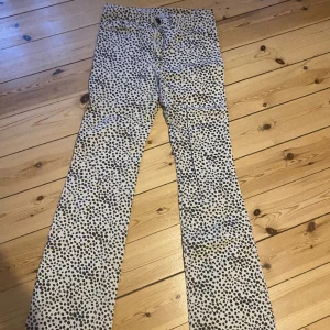 Mönstrade jeans - Säljer dessa ascoola mönstrade jeans, perfekt till sommar, skolan eller fest!💕