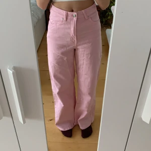 Rosa baggy jeans - Bra skick, använd typ två gånger, säljer för de inte används, high waste.