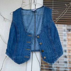 Väst - En väst i jeans material från märket MONKI 