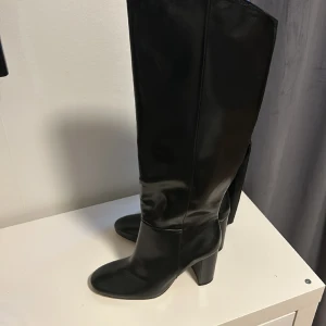 Stövlar  - Helt oanvänd som ni ser på bilen skut fina skor passar bra med en klänning.🤍