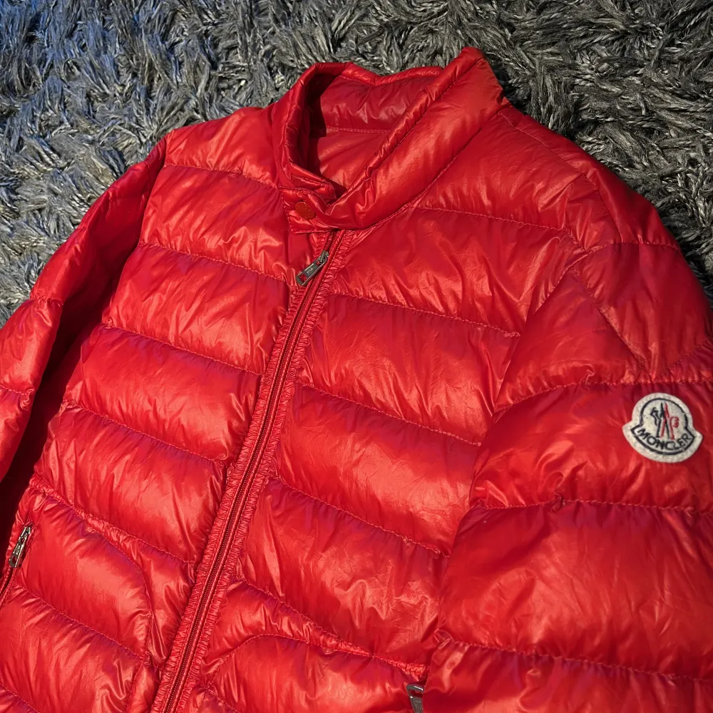 Moncler acorus   Size: 2/M  Pris: 2499kr  Skick: 9/10 ny hämtad från kemtvätt. Jackor.