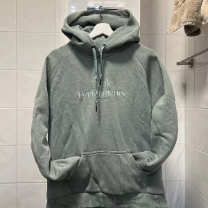 Peak performance hoodie - En peak performance hoodie i olivgrön, storlek Xl