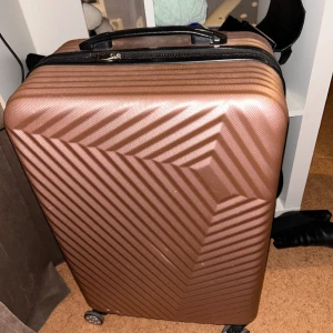 Rosa resväska  - Köpt för 600kr  Glömt koden  Använd men som ny