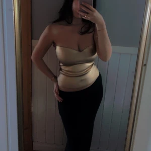 Guld topp - Säljer denna otroligt fina guldtopp från zara som är slutsåld på hemsidan, kommer inte till användning därav säljes 