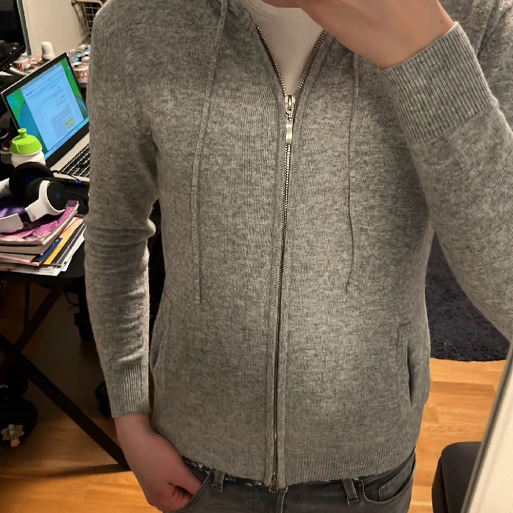 Säljer denna hoodie från barlucio då den är för liten. Använd en gång. Den är lite för liten på mig som är 178cm så tippar att den passar runt 170cm. Ny priset ligger på 699. Hoodies.
