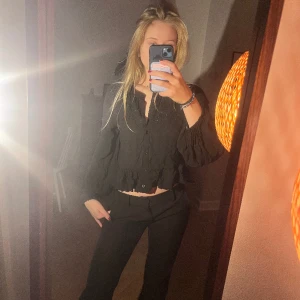 Zara blus - En jättesöt svart blus från zara. Använd fåtal gånger💗storlek medium men skulle säga passar mer en S💗