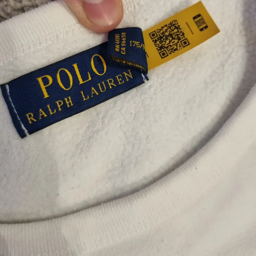 Säljer min Polo Ralph Lauren tröja jag fick förra julen men som knappast har blivit använd. Nypris ligger på 1 700 kr. . Tröjor & Koftor.