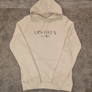 Les Deux Hoodie - Säljer nu en Les Deux Hoodie. Storlek S men sitter oversized så passar även M. Väldigt bra skick.