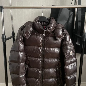 Moncler Maya - Tja, säljer denna feta Moncler Maya jacka i storlek 2, jackan är i bra skick har små rep vid handen annars i bra skick.