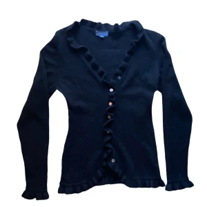 stickad kashmir kofta y2k  - fin volang kofta gjort av 100% kashmir från Ametist. Så mjuk!!! Perfekt för vintern. Köparen står för frakt.❤️ 