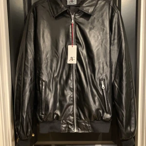 Snygg konstläder jacka - Helt ny jacka från Italien i läderimitation med prislappen kvar, passar storlek M/L
