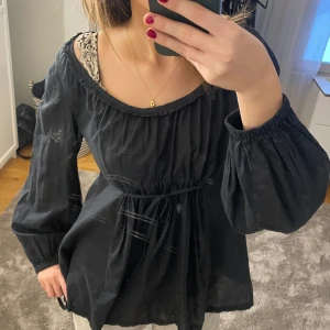 Blus - Så snygg svart blus från hunkydory, köpt dyrt💕 hör av er vid frågor och tryck gärna på köp nu om ni vi köpa🛍️💘