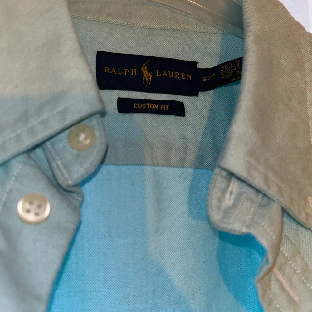 Super fin, ljus blå skjorta som är figur sydd och i storlek S men kan även passa XS. Super fin till sommaren eller kontoret. Skjortor.