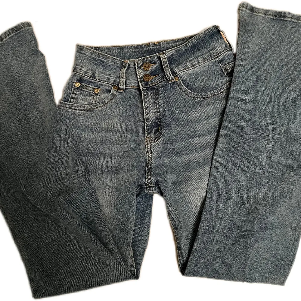 Högmidjade Bootcut jeans. Jag har använt de vid ett tillfälle men efter det har de bara legat i min garderob. De sitter bra och är inte för långa på mig som är 165. De är i storlek S. Vet inte vart de kommer ifrån.. Jeans & Byxor.