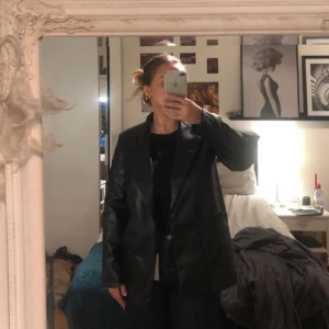 Skinnblazer - Helt oanvänd skinnblazer med lite oversized fit. Köpt för 269kr