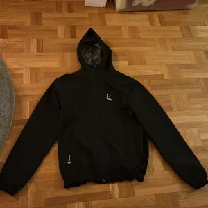 Haglöfs jacka M - En Haglöfs jacka med goretex i jätte fint skick 10/10 i storlek M, va inte tveksam att höra av dig för frågor eller annat :) 