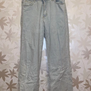 Ljusblå raka jeans.  - Ljusblå raka jeans. Från h&m. Sällan använda men väldigt snygga. 