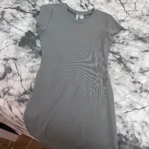 grå klänning från h&m säljer denna eftersom har slutat andvända jättefin annars 