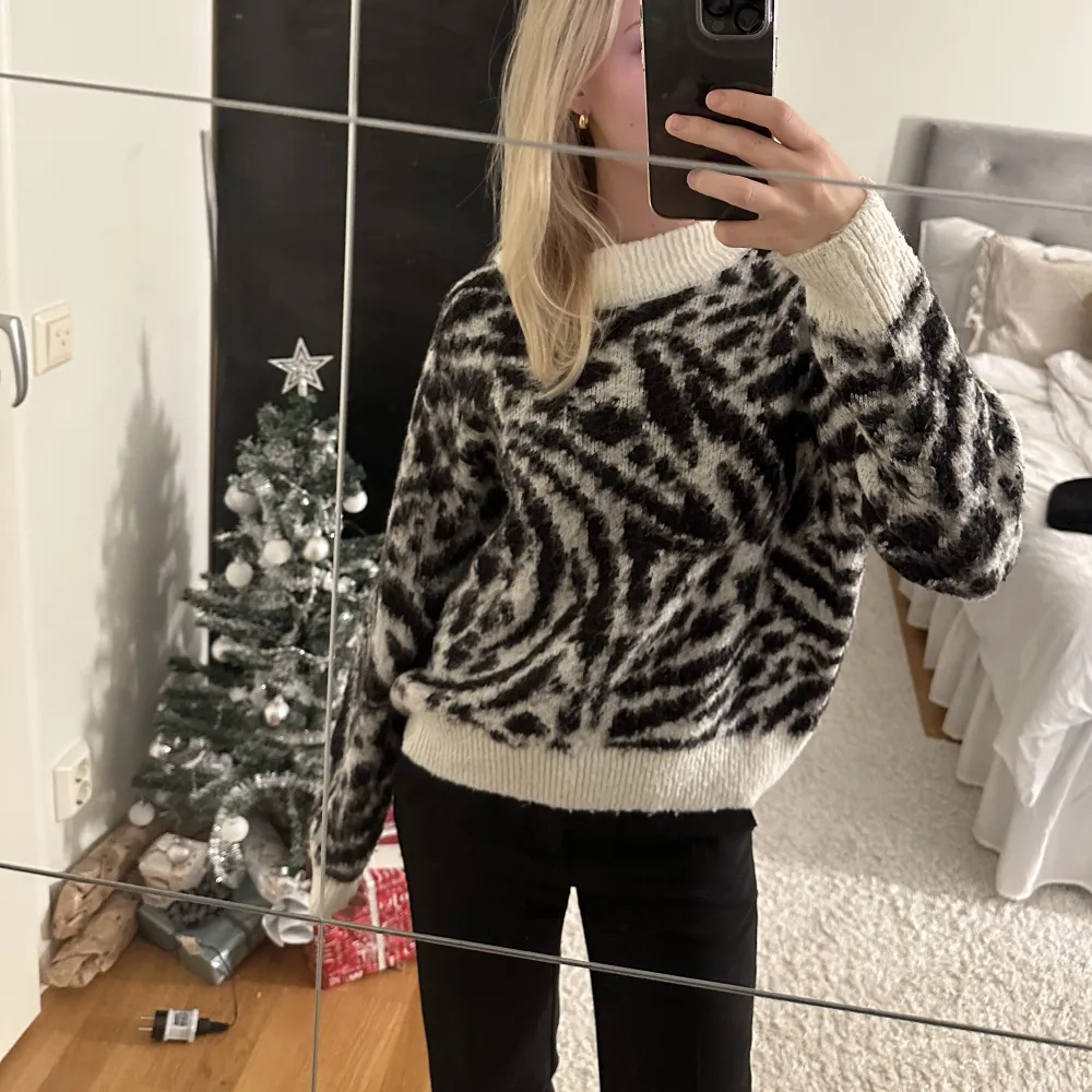 Super fin stickad tröja som inte kommer till användning längre💕tröjan är i storlek m och tycker den sitter perfekt oversized på mig som vanligtvis har xs-s, skriv för fler frågor eller bilder💕. Stickat.