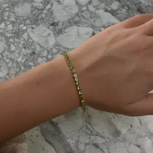 Säljer detta fina enkla armband från Caroline Svedbom i modellen Siri💚 I färgen peridot / Gold. Armbandet är aldrig använt så har inga defekter. Nypris är 695