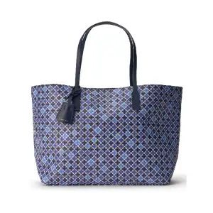 Säljer min unika by malene birger väska i modellen Abigail, färgen ”Bay blue”. Väskan är använd och ahr lite tecken på det vid banden men är annars i ett fint skick. 