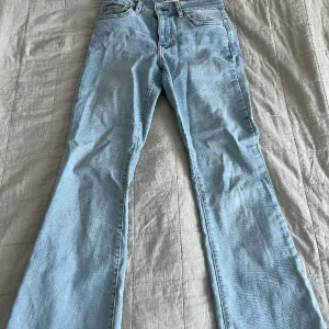 Ljusblåa lowwast botcut jeans - Fina ljusblåa botcut jeans som är lågmidjade från Gina  Storlek 34 Använda ca 10 gånger  Kontakta mig först ej köp nu👍🏻