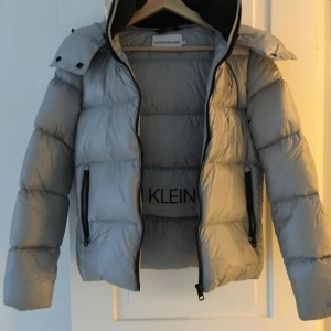 Calvin klein jacka. - Riktigt snygg calvin klein puffer jacka. Riktigt varm och skön under vintern och väldigt bekväm. Inga kvitton finns. ”hjälper en annan”👌