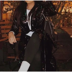 Kappa - Säljer min sambos latexkappa från Prettylittlethings, storlek 34. Fint skick.