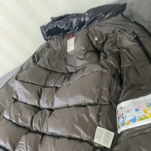 Moncler maya - Qr code funkar och tar dig till moncler hemsidan