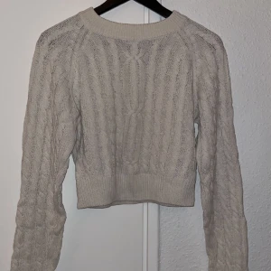 Stickad tröja  - Stickad tröja i storlek xs, i fint skick i beige/vit färg 