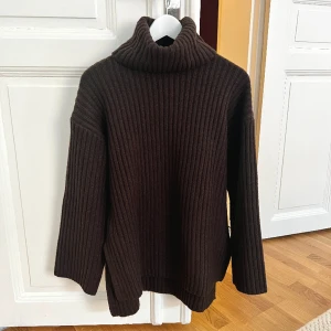 Stickad polotröja  - Superfin stickad polotröja från Bikbok. Endast använd ett fåtal gånger. Frakt tillkommer 🤎