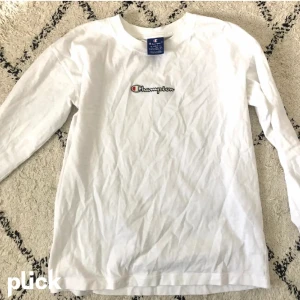 Champion långärmad - Säljer min fina långärmade vita T-shirt från Champion. Storlek XS. Använd en gång, superfint skick!