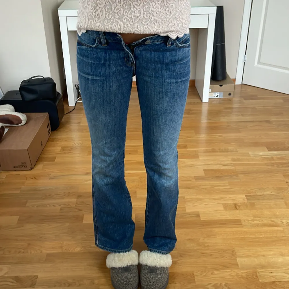 SÅÅ snygga jeans i världens snyggaste färg. Säljer eftersom dom tyvärr är för små för mig. Märket är Gap och modellen är ultra low rise💕Jag är 177cm. Midjemått: 74cm Innerben: 76cm. Jeans & Byxor.