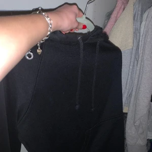 Svart hoodie  - Hoodie från bikbok 