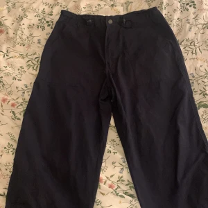 Långa shorts! - Snygga shorts som går till precis under knäna på mig. Jag är ca 169cm lång. Inga defekter. Fråga gärna om du har någon fråga💕